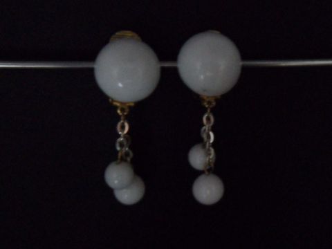 71844-0 Ohrclip in sommerweiß und zeitlosem Design, goldfarbene Details, gefertigt aus Kunstharz, Hersteller Juwelier Harnisch, mit hängenden Elementen und rundem Hauptteil.