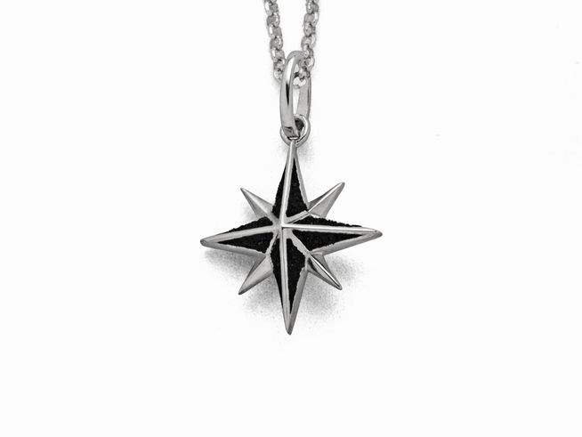 Sterling Silber Anhänger in Form einer Kompassrose mit Lavasand-Effekt, hängend an einer feinen Kette, elegante und moderne Schmuckstück für jeden Anlass.