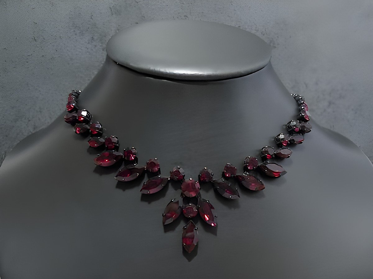 Strasskette individuell in granatrot mit schwarzer Fassung, 43-46 cm lang, von Juwelier Harnisch. Elegantes Design, ideal für besondere Anlässe.
