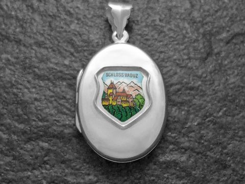 Silber Medaillon mit dem Motiv von Schloss Vaduz, Liechtenstein, gefertigt vom Juwelier Harnisch, zeigt eine farbige Darstellung des Schlosses umgeben von grüner Natur und Bergen.