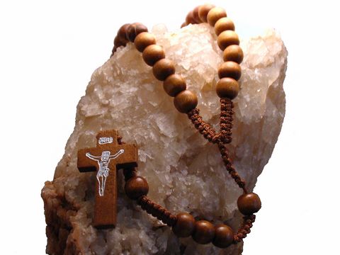 Rosenkranz aus echtem Holz in mittelbrauner Farbe mit einer Länge von 47 cm, hergestellt von Juwelier Harnisch, mit Rosenkranzperlen aus Edelsteinen und einem Kreuz.
