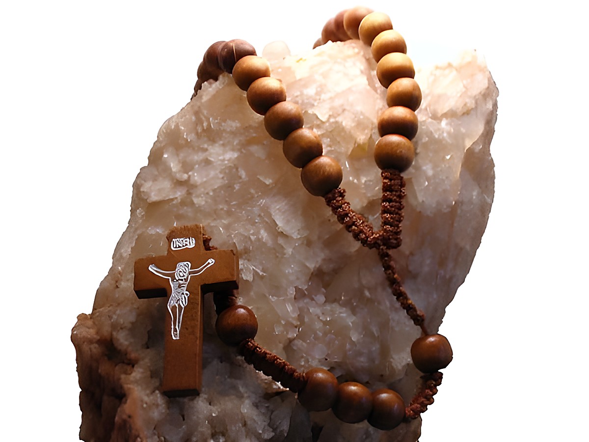 Rosenkranz aus echtem Holz in mittelbrauner Farbe mit einer Länge von 47 cm, hergestellt von Juwelier Harnisch, mit Rosenkranzperlen aus Edelsteinen und einem Kreuz.