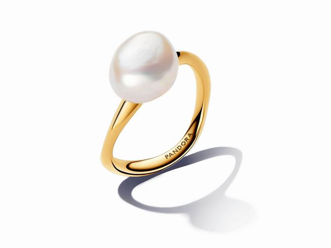 163293048-0 Ring von Pandora mit einer barocken Süßwasserzuchtperle in Weiß, gefasst in vergoldetem Gelbgold, Größe 48. Der elegante Ring hat eine polierte Oberfläche und wirft einen dezenten Schatten.
