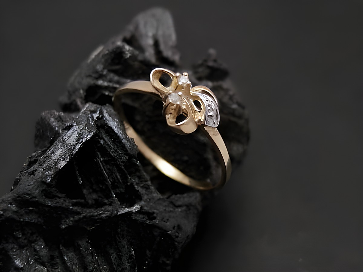 Gold Ring mit Schleife aus Gold 333, besetzt mit Diamanten, Größe 54, Hersteller Juwelier Harnisch, bis Größe 54/17,5.