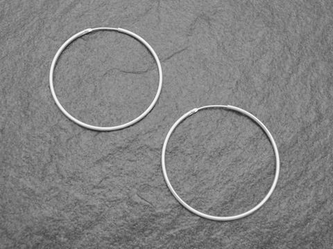 Silber Creolen 4,4 cm aus rhodiniertem Sterling Silber mit einem Durchmesser von 45 mm und einer Stärke von 1,5 mm, gefertigt vom Juwelier Harnisch.