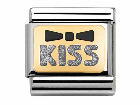 Schwarze Schleife mit KISS Schriftzug in Gold und Emaille auf einem silbernen Grund, Teil des Classic Clips von Nomination, unterstrichen von einer eleganten Gravur.