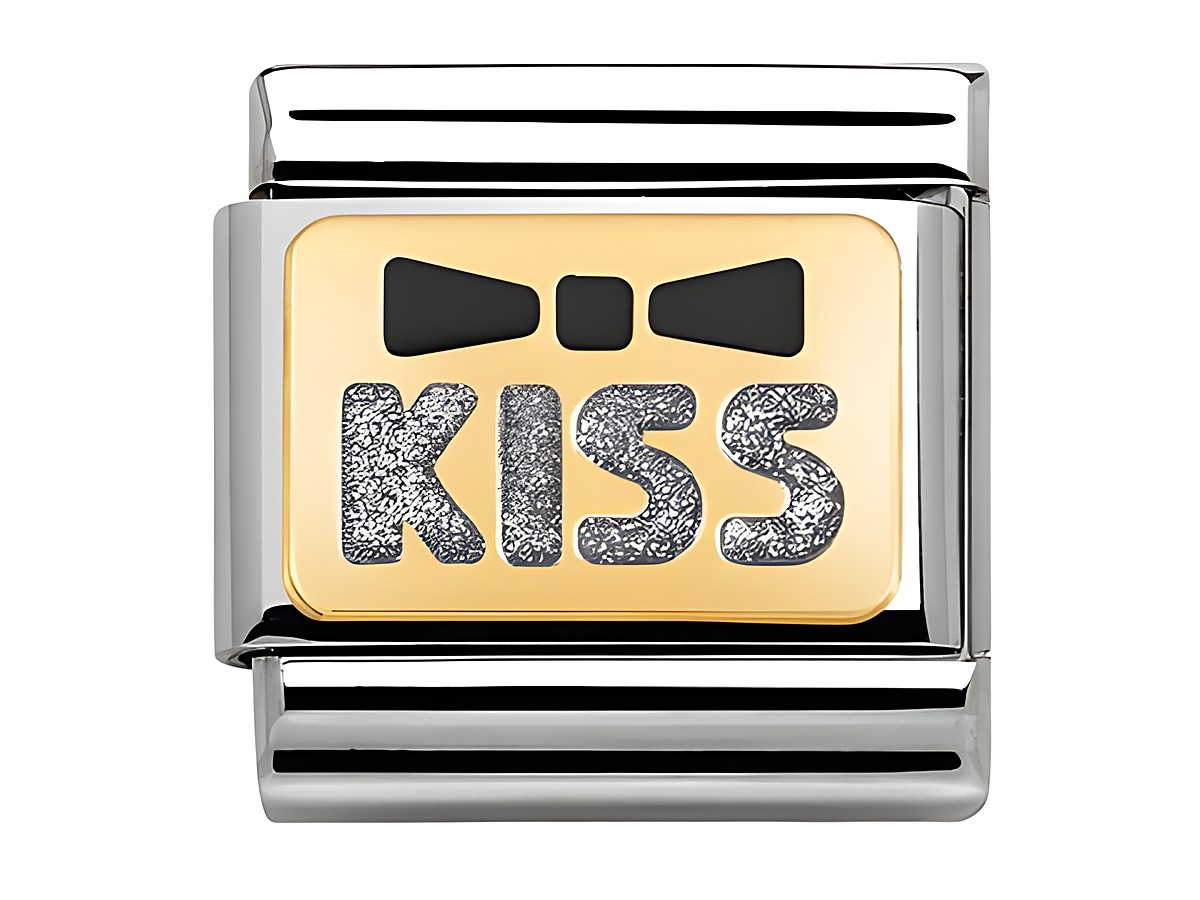 Schwarze Schleife mit KISS Schriftzug in Gold und Emaille auf einem silbernen Grund, Teil des Classic Clips von Nomination, unterstrichen von einer eleganten Gravur.