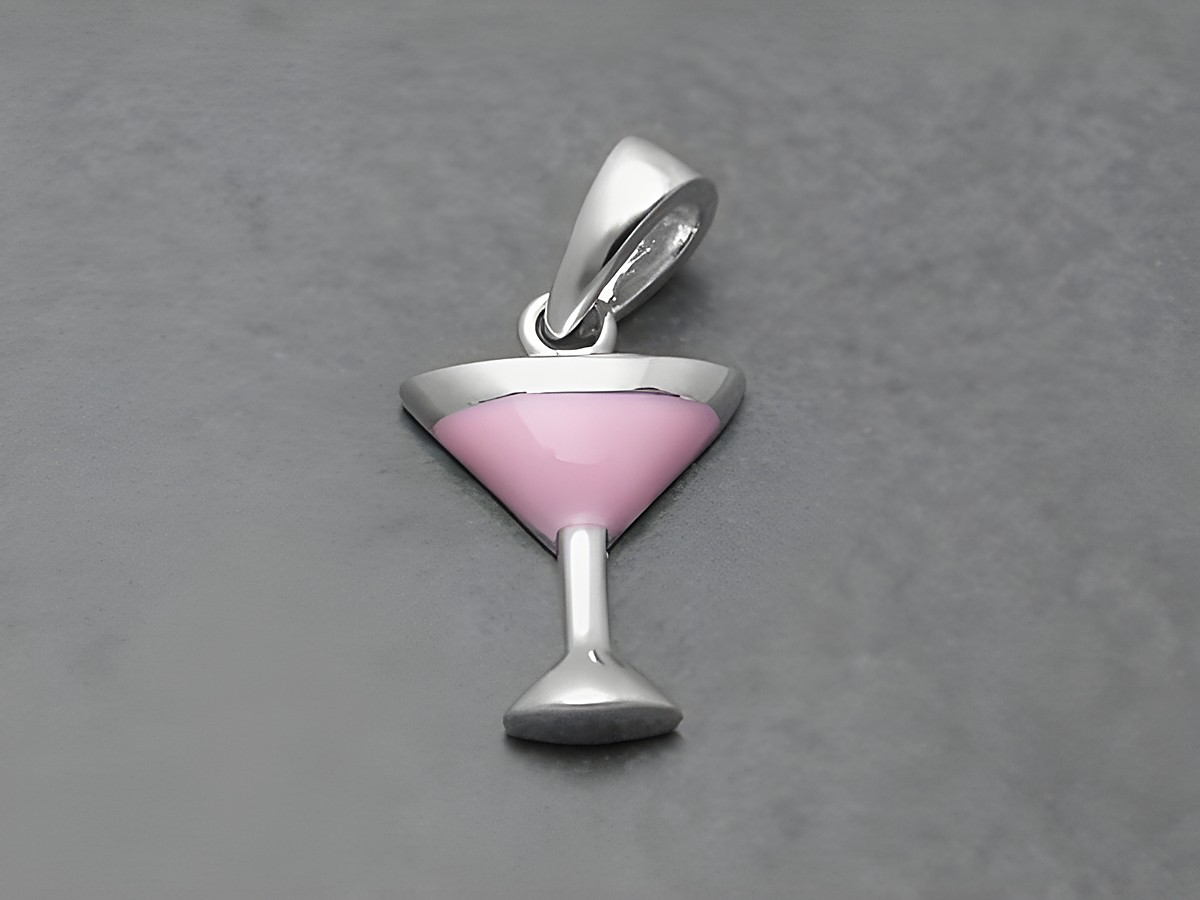 Sektglas lackiert in Rosa aus Sterling Silber als Anhänger, geeignet für Kinder, hergestellt von Juwelier Harnisch.