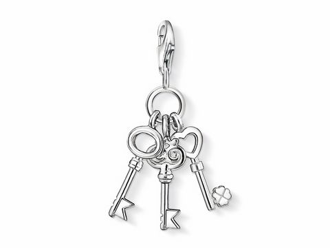 Thomas Sabo Schlüssel Charms Anhänger in Silber zeigt drei filigrane Schlüssel, darunter ein Herzschlüssel und einen kleinen Glücksklee, perfekt für individuelles Schmuckdesign.
