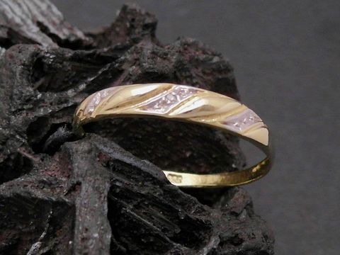 Gold Ring - unvergänglich - Gold 333 bicolor - Diamant - Goldring - Gr. 58, Hersteller: Juwelier Harnisch, bis Gr. 58/18,5, elegantes Design mit feiner Oberflächenstruktur und Diamant-Akzenten.