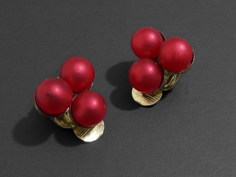 Modeschmuck Ohrclip in elegantem Design mit dunkelroten Zuchtperlenimitationen von Juwelier Harnisch, ideal für stilvolle Akzente.
