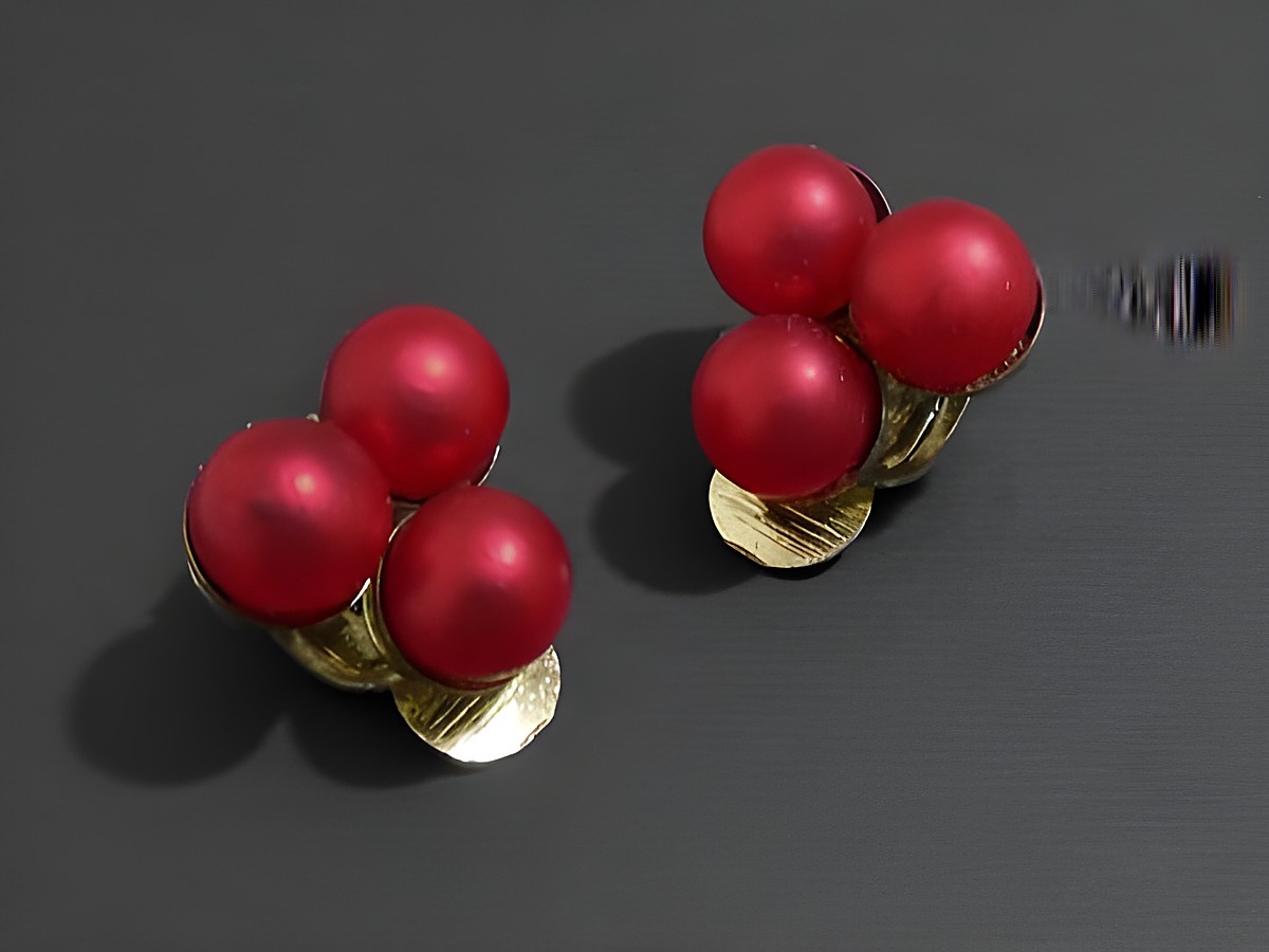 Modeschmuck Ohrclip in elegantem Design mit dunkelroten Zuchtperlenimitationen von Juwelier Harnisch, ideal für stilvolle Akzente.