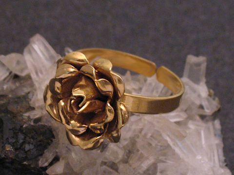 Goldring mit einer kunstvoll gestalteten Rose aus Gold 333, Größe 54 verstellbar, Hersteller Juwelier Harnisch, bis Größe 54/17,5, exquisite Verarbeitung auf transparentem Kristalluntergrund.