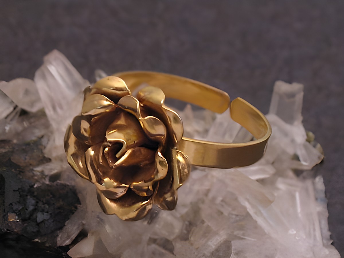 Goldring mit einer kunstvoll gestalteten Rose aus Gold 333, Größe 54 verstellbar, Hersteller Juwelier Harnisch, bis Größe 54/17,5, exquisite Verarbeitung auf transparentem Kristalluntergrund.