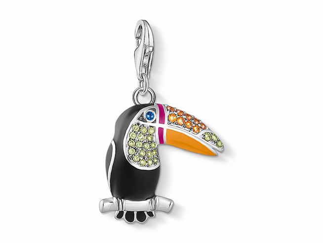 Charm-Anhänger in Form eines Tukans aus Silber, verziert mit buntem Emaille, synthetischem Spinell und Zirkonia, ideal für Tierliebhaber und Freunde von eleganten Accessoires.