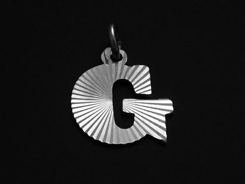 Sterling Silber Buchstabenanhänger mit Initiale G im Diamantschliff von Juwelier Harnisch. Der Buchstabe G hat eine dekorative Oberflächengestaltung und schimmernden Glanz.
