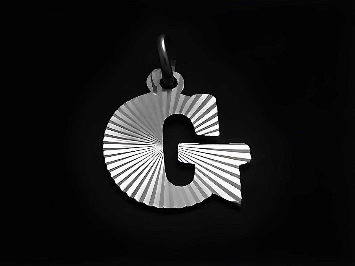 Sterling Silber Buchstabenanhänger mit Initiale G im Diamantschliff von Juwelier Harnisch. Der Buchstabe G hat eine dekorative Oberflächengestaltung und schimmernden Glanz.