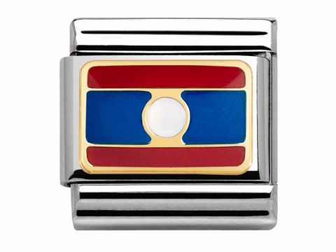 Goldene und emaillierte Flagge von Laos auf einem metallenen Untergrund, die Farben rot, blau und weiß zeigen ein zentrales Kreisdesign. Ideal für internationales Flair im Schmuck.