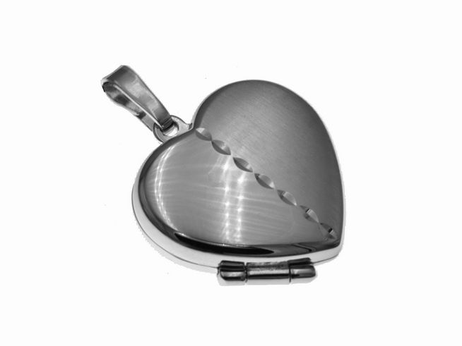 Silber Medaillon in Herzform, mattiert und poliert, rhodiniert, hergestellt von Juwelier Harnisch, zeigt eine elegante und zeitlose Gestaltung.