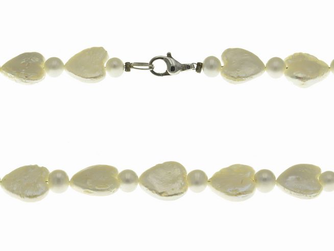 Perlenkette in Weiß mit einer Länge von 44 cm, gefertigt aus Süßwasser Zuchtperlen, klassische Form, Hersteller Juwelier Harnisch, elegant und zeitlos.
