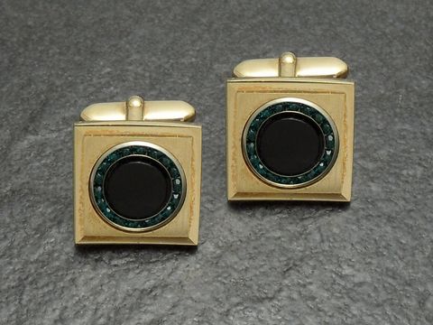 Manschettenknöpfe vergoldet mit grünem Strass und Onyx-Look, goldfarbener Rahmen, schickes Design, hergestellt von Juwelier Harnisch, ideal für elegante Outfits.