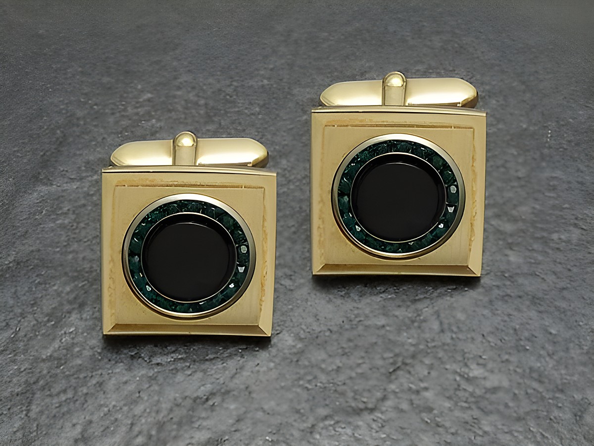 Manschettenknöpfe vergoldet mit grünem Strass und Onyx-Look, goldfarbener Rahmen, schickes Design, hergestellt von Juwelier Harnisch, ideal für elegante Outfits.