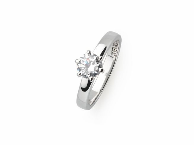 Ein eleganter Xenox Sterling Silber Ring XS7356/56 in Krappe Silber, Größe 56, mit einem funkelnden, runden Hauptstein in der Mitte, der für einen klassischen Look sorgt.