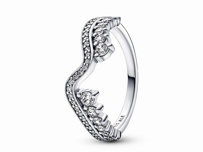 Funkelnder asymmetrischer Wellenring aus Silber mit Zirkonia in Größe 58, von Pandora. Der Ring zeigt eine elegante Wellenform und strahlt glamourösen Glanz aus.