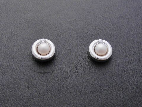 Silber Ohrstecker in kreisförmigem Design mit Süßwasser Zuchtperle und Zirkonia, Hersteller Juwelier Harnisch, elegante Perlen Ohrringe für jeden Anlass.