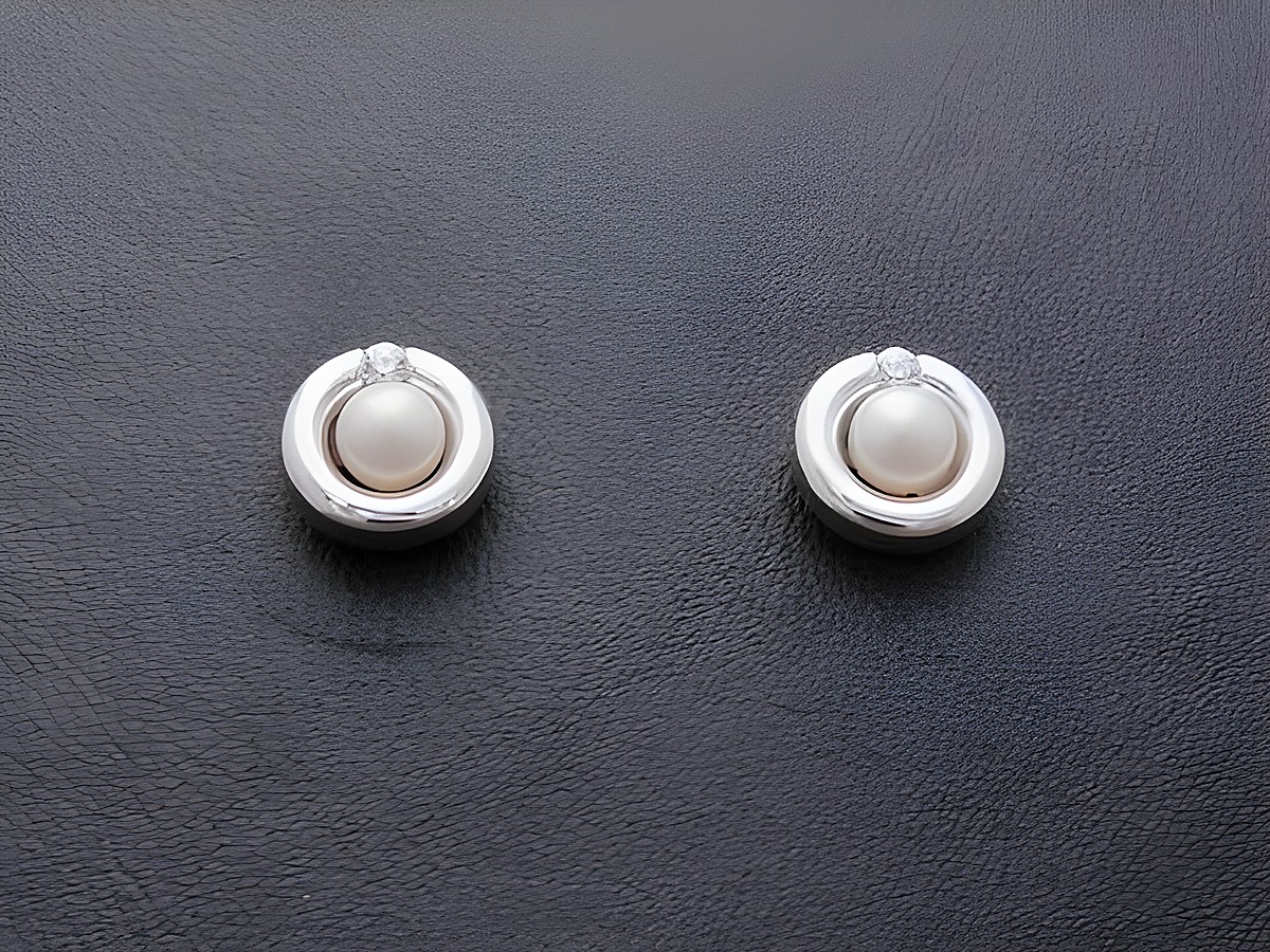 Silber Ohrstecker in kreisförmigem Design mit Süßwasser Zuchtperle und Zirkonia, Hersteller Juwelier Harnisch, elegante Perlen Ohrringe für jeden Anlass.