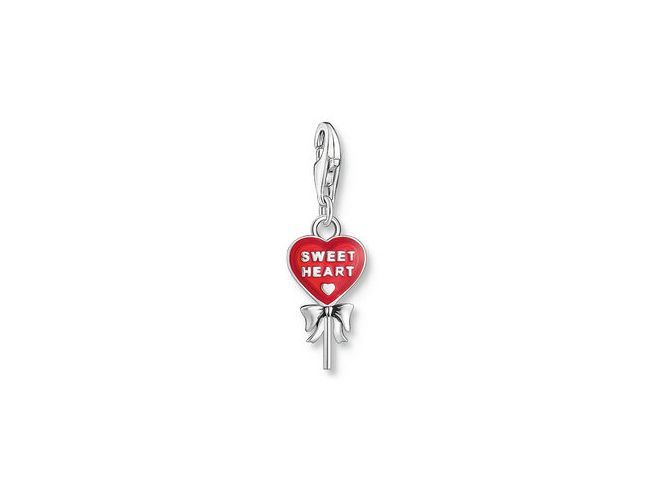 Charm-Anhänger von Thomas Sabo in Form eines roten Lollis mit der Aufschrift Sweet Heart und einer Schleife aus Silber und Kaltemail, geeignet für individuelle Schmuckgestaltungen.