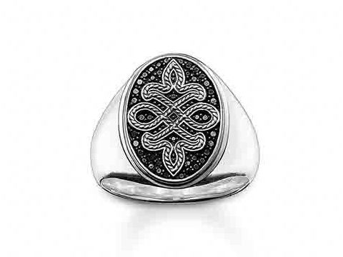 Silberner Ring von Thomas Sabo mit schwarzem Zirkonia in Größe 62, dekoriert mit einem eleganten Muster auf der Oberfläche, ideal für stilvolle Akzente.