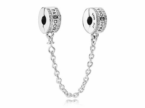 Silbernes Sicherheitskettchen von Pandora mit zwei Anhängern, die das Logo tragen und mit Zirkonia verziert sind, ideal für Armbänder zum Schutz vor Verlust.