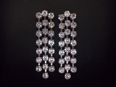 Elegante silberfarbene Ohrstecker mit weißen Strasssteinen, hergestellt von Juwelier Harnisch, im Ohrclip-Design. Ideal für besondere Anlässe und geschmackvolle Outfits.