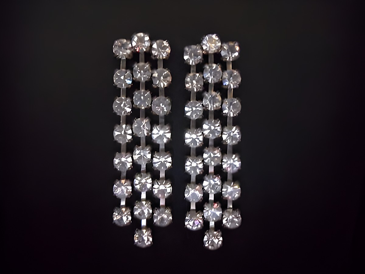 Elegante silberfarbene Ohrstecker mit weißen Strasssteinen, hergestellt von Juwelier Harnisch, im Ohrclip-Design. Ideal für besondere Anlässe und geschmackvolle Outfits.