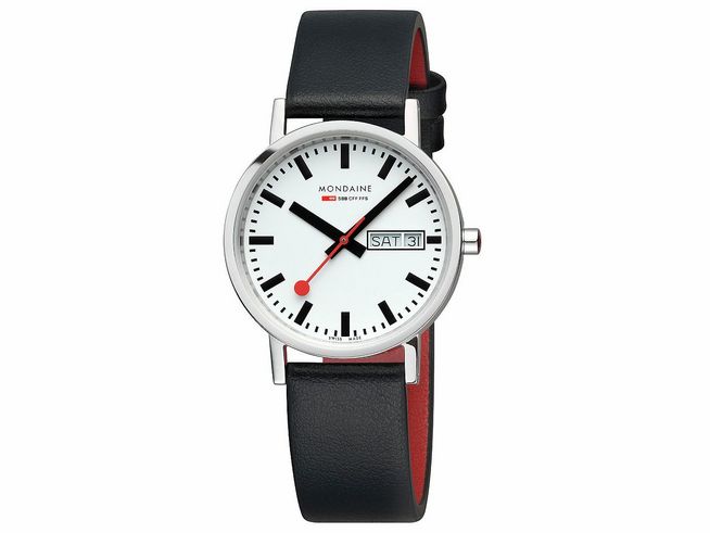 Mondaine Uhr Classic A667.30314.11SBBV mit 36 mm Gehäuse, weißem Ziffernblatt, schwarzen Ziffern und rotem Sekundenzeiger sowie schwarzem Lederarmband.