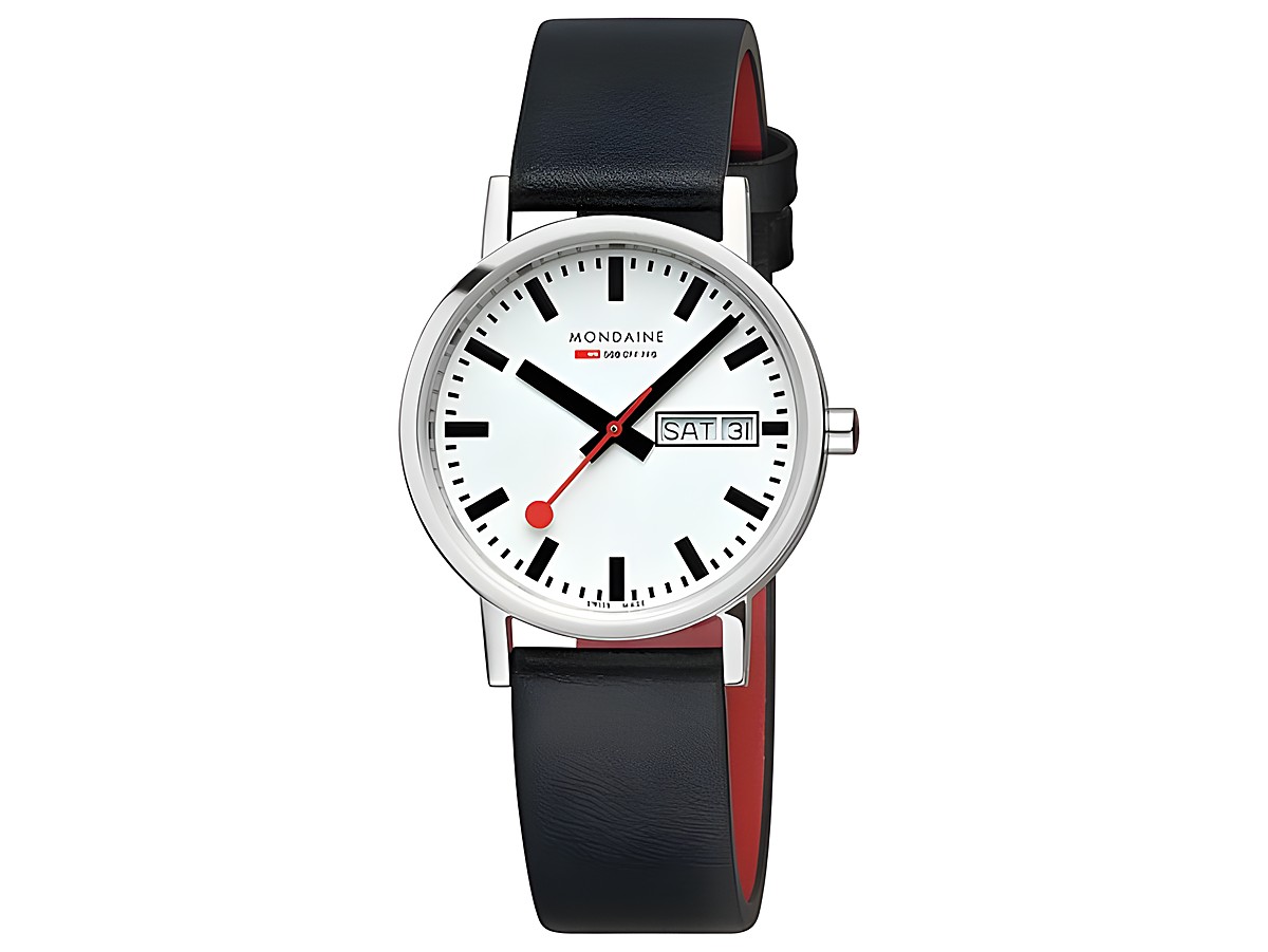 Mondaine Uhr Classic A667.30314.11SBBV mit 36 mm Gehäuse, weißem Ziffernblatt, schwarzen Ziffern und rotem Sekundenzeiger sowie schwarzem Lederarmband.