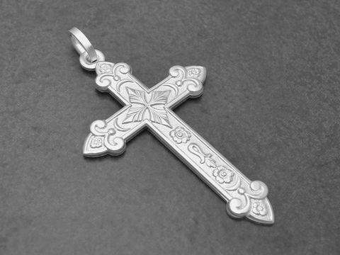 Kreuz poliert und nostalgisch aus Sterling Silber, 44 mm groß, mit feinem Muster verziert, von Juwelier Harnisch. Ideal als Schmuckstück oder Geschenk.