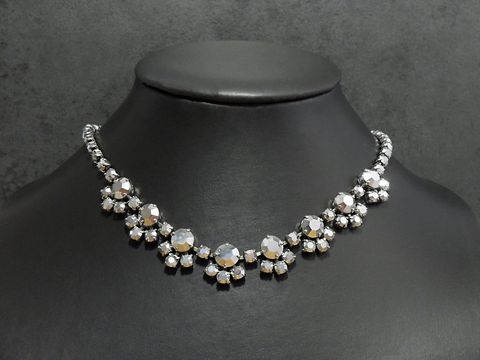 Silberfarbene Strass Kette von Juwelier Harnisch, reizvoll, 43,5 cm, mit funkelnden Steinen in silberfarbener Fassung, ideal für besondere Anlässe.