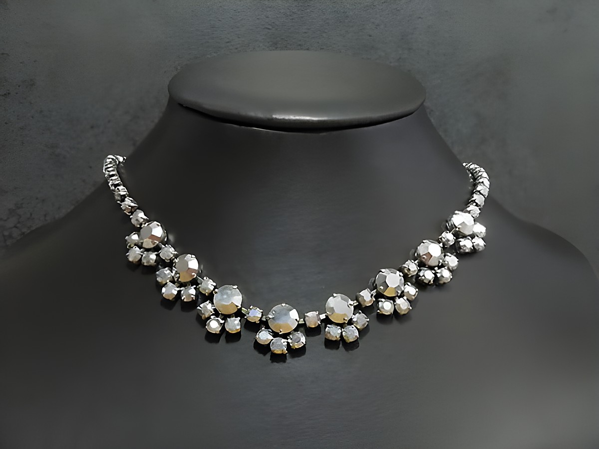 Silberfarbene Strass Kette von Juwelier Harnisch, reizvoll, 43,5 cm, mit funkelnden Steinen in silberfarbener Fassung, ideal für besondere Anlässe.
