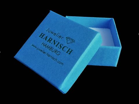 Geschenkschachtel in Blau, 4 x 4 cm, von Juwelier Harnisch. Die Box ist geöffnet und zeigt das Innere, ideal für Schmuckpräsentationen. Hersteller: Juwelier Harnisch aus Hamburg.