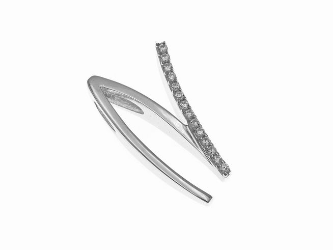 Anhänger aus poliertem Sterling Silber in Form des Buchstabens N, verziert mit Zirkonia, Hersteller Juwelier Harnisch.