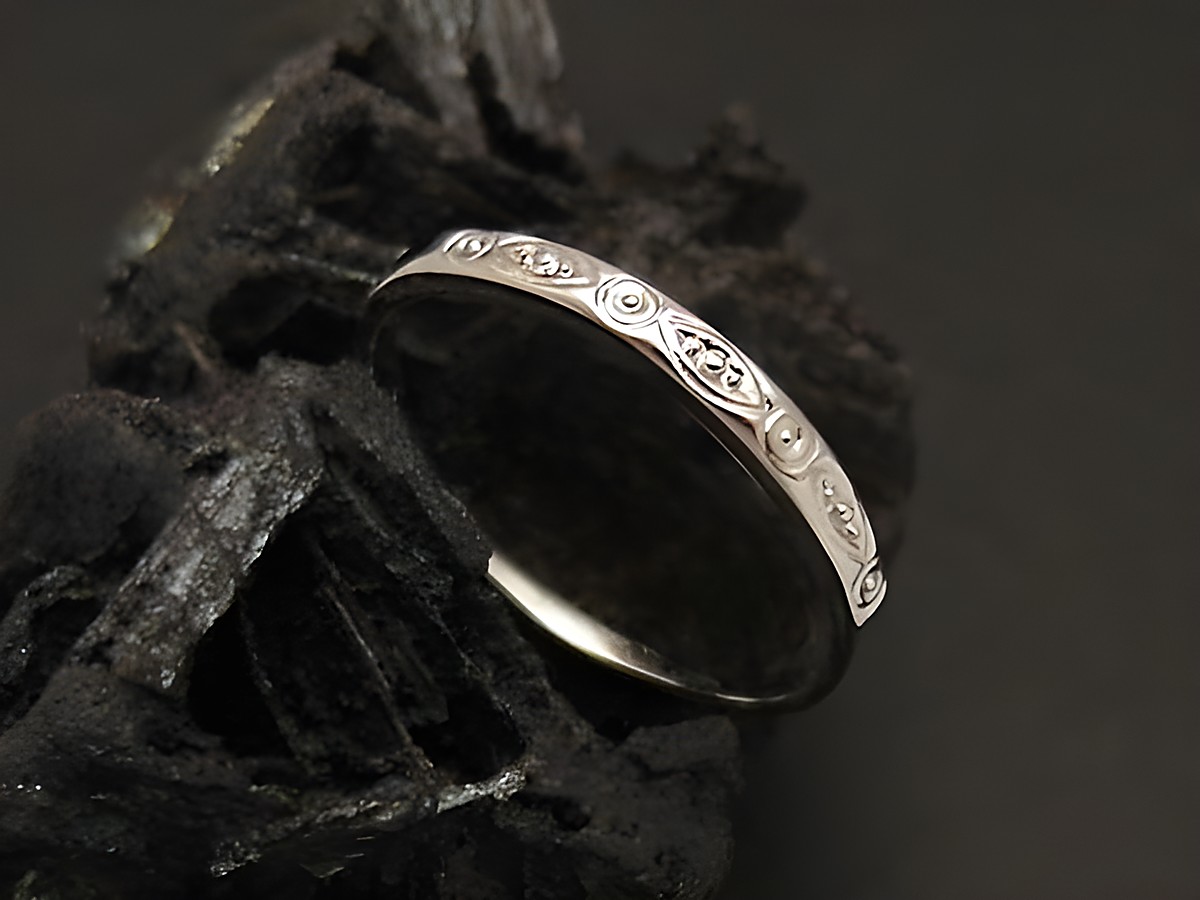 Weißgoldring elfenhaft aus Gold 333 in Größe 54 gefertigt vom Juwelier Harnisch, elegant mit feinen Mustern verziert und ideal für besondere Anlässe.
