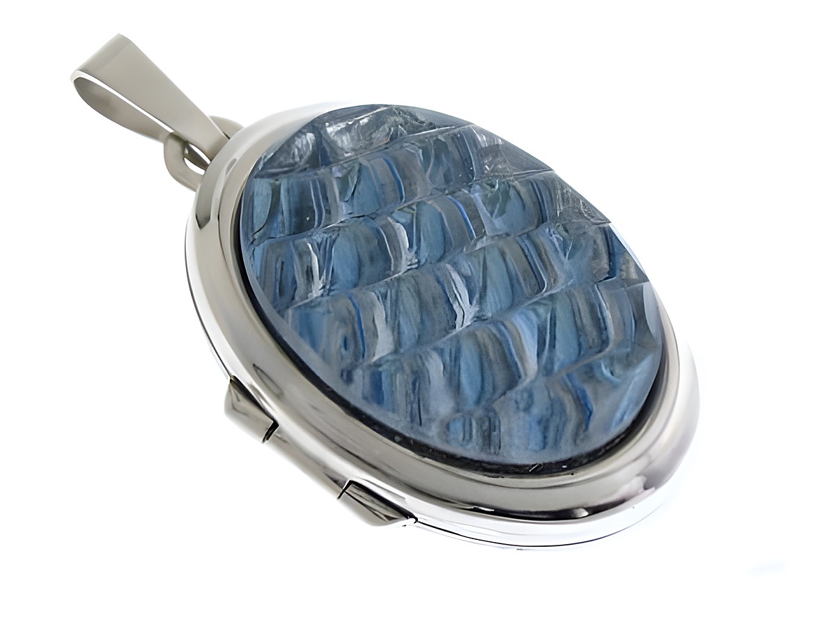 Das Bild zeigt ein elegantes Medaillon mit Cabochon in Aqua-Look aus Weißgold 585, gefertigt vom Juwelier Harnisch. Das Medaillon hat eine geschmackvolle, strukturierte Oberfläche und einen edlen Anhänger.