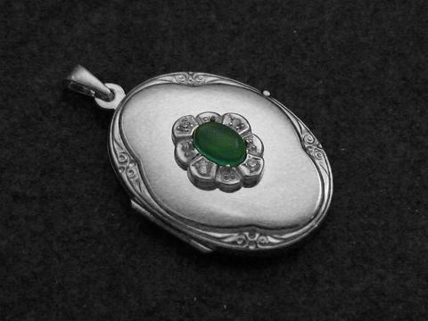 Achat grün Medaillon Cabochon in rhodiniertem Sterling Silber, umrandet von glitzernden Details, Hersteller Juwelier Harnisch. Elegantes und stilvolles Schmuckstück.