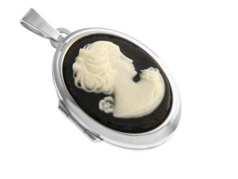Gemme Cabochon in Weißgold 585 Medaillon von Juwelier Harnisch, zeigt ein kunstvolles Frauenprofil auf schwarzem Hintergrund, elegant und zeitlos.