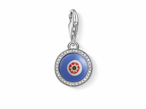41610148-0 Charm-Anhänger aus Glas in Königsblau von Thomas Sabo, mit einem farbigen Muster in der Mitte und von funkelnden Zirkonia umgeben, ideal zur Ergänzung von Armbändern oder Ketten.