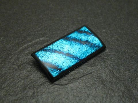 60907-0 Brosche in hellblau-blau mit Emaille, vergoldet, im Vintage-Stil vom Juwelier Harnisch. Die glänzende Oberfläche zeigt ein schönes Muster und bietet eine elegante Akzentuierung für jeden Look.