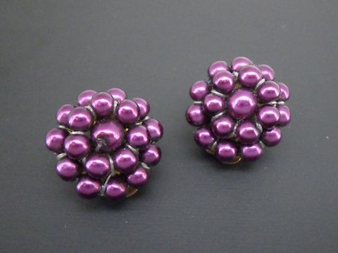 Dunkellila Perlentraum Ohrclips aus synthetischen Zuchtperlen in goldfarbener Fassung, hergestellt von Juwelier Harnisch, elegant und geschmackvoll gestaltet.