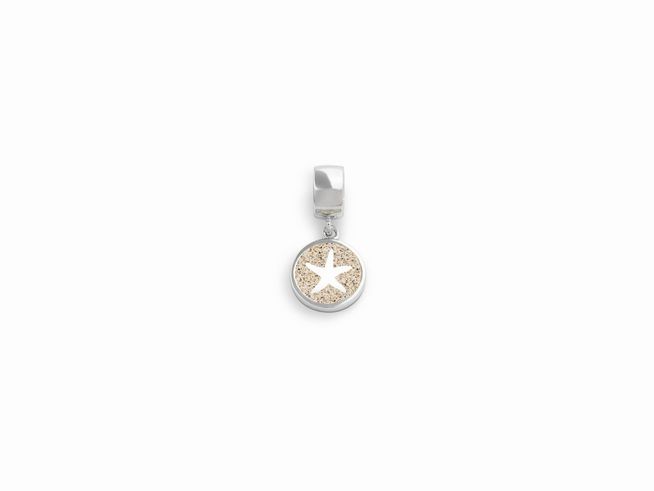 Sterling Silber Anhänger Charm von DUR mit einem runden Design, das feinen Strandsand und einen weißen Stern zeigt, ideal für maritime Schmuckliebhaber.